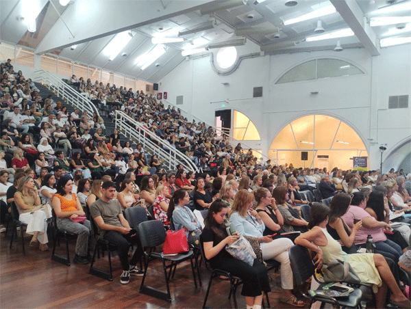 Docentes y directivos en un auditorio durante un encuentro del Polo
