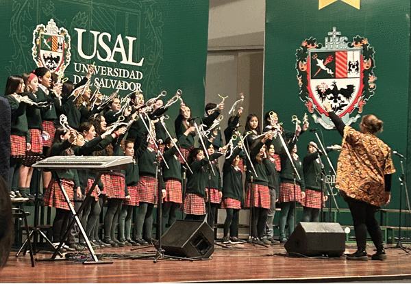 Coro de alumnos en el Campus USAL