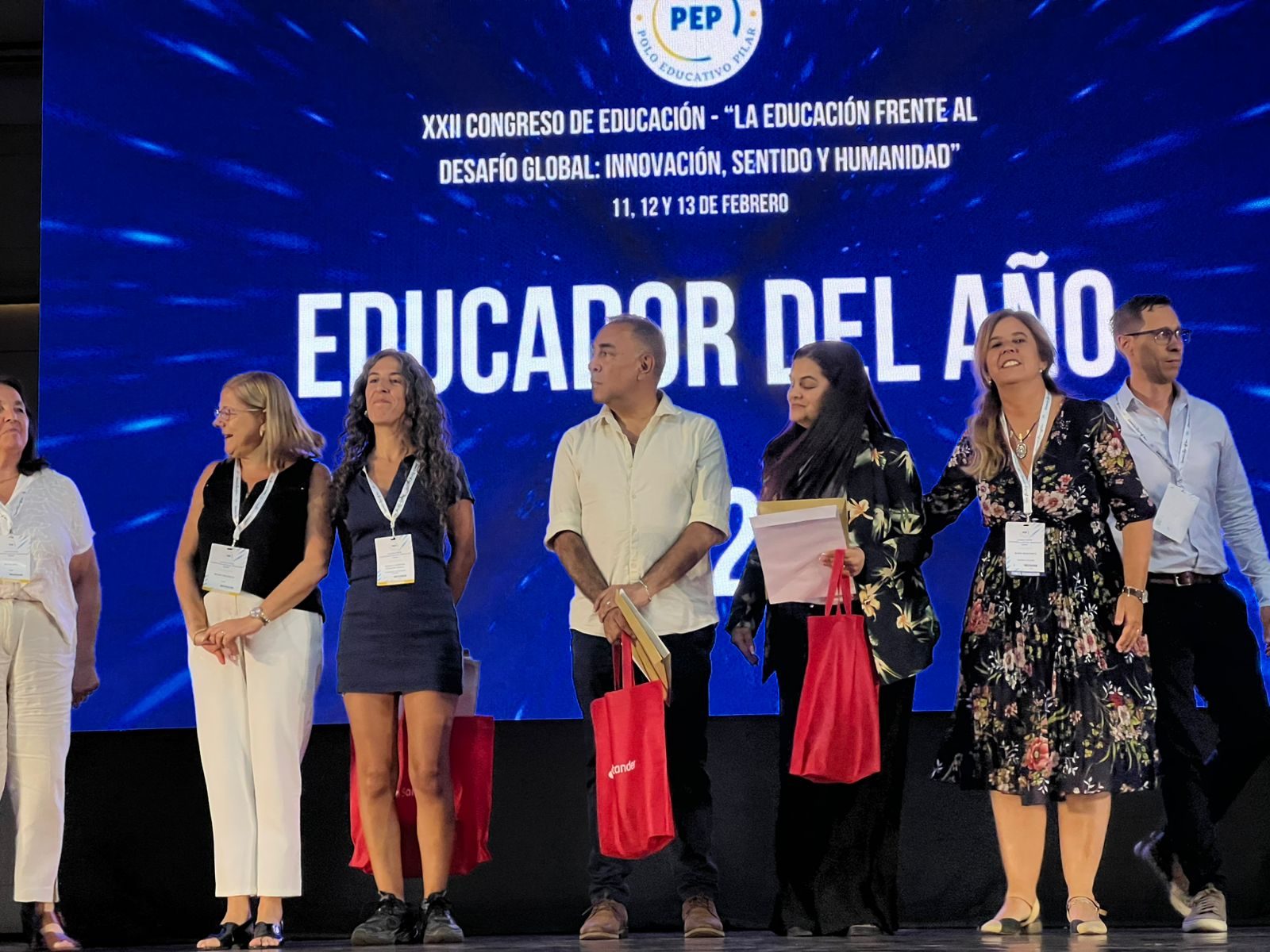 Docentes reconocidos sobre el escenario del Congreso, frente a la pantalla del Educador del Año