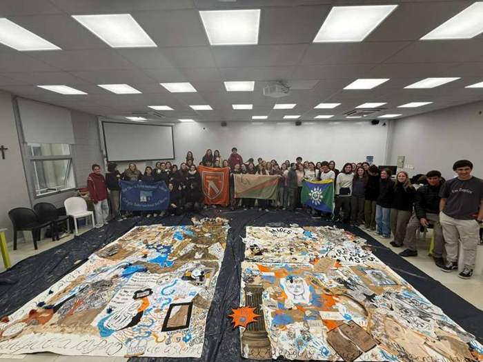 Alumnos de los colegios del Polo junto a sus murales